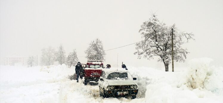 Kış mevsiminin çetin geçtiği Ovacık'ta kar kalınlığı 1 metreyi aştı