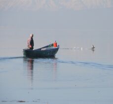 Kıyıları donan Beyşehir Gölü'nde balıkçıların zorlu mesaisi
