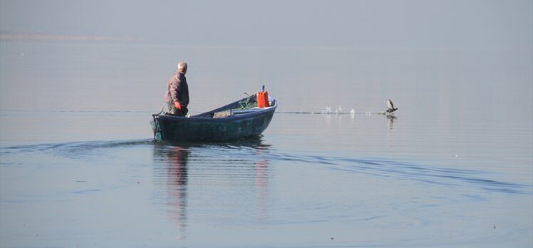 Kıyıları donan Beyşehir Gölü'nde balıkçıların zorlu mesaisi