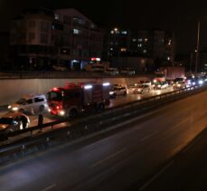 Kocaeli'de D-100 Karayolundaki trafik kazası nedeniyle uzun araç kuyruğu oluştu