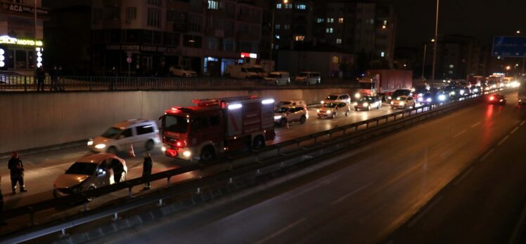 Kocaeli'de D-100 Karayolundaki trafik kazası nedeniyle uzun araç kuyruğu oluştu