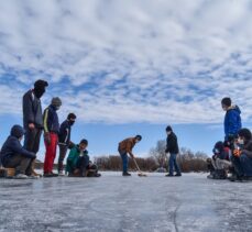 Köylülerin buz tutan Kars Çayı'nda “curling” keyfi