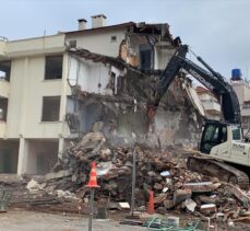 Marmaris'te “riskli yapı” olduğu belirlenen apart otel iş makinesiyle yıkıldı