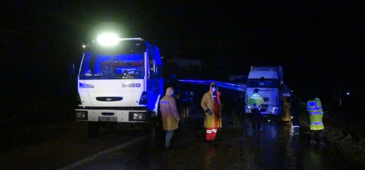 Mersin'de devrilen tırın sürücüsü yaralandı