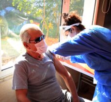 Mersin'de huzurevleri ve bakımevleri sakinleri ile personeline Kovid-19 aşısı yapılıyor
