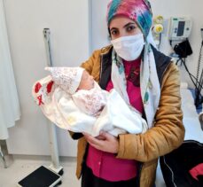Mersin'de karaciğer ve bağırsağı dışarıda doğan Miray bebek sağlığına kavuştu