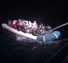 Muğla açıklarında lastik bottaki 34 düzensiz göçmen kurtarıldı