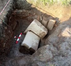 Muğla'da kazı çalışmasında mezar kaidesi ve mezar taşı bulundu