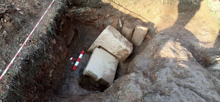 Muğla'da kazı çalışmasında mezar kaidesi ve mezar taşı bulundu