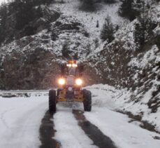 Muğla'nın yüksek kesimlerindeki kar yağışı ulaşımı olumsuz etkiliyor