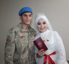 Nikah törenine damatlık yerine askeri üniformasıyla katıldı