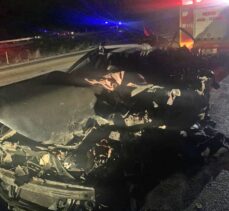 Pozantı-Ankara otoyolunda kamyonla otomobil çarpıştı: 5 ölü, 2 yaralı