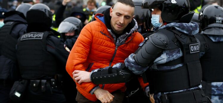 Rusya'da on binlerce kişi muhalif Navalnıy'ın tutuklanmasını protesto etti