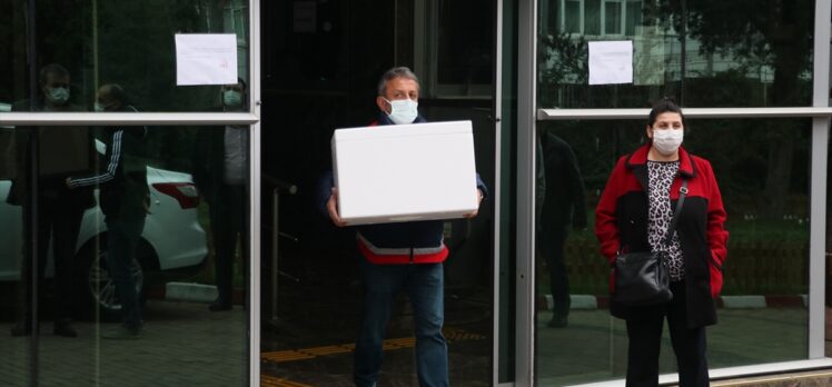 Samsun'da Kovid-19 aşılarının sağlık çalışanlarına yapılmak üzere hastanelere dağıtımına başlandı