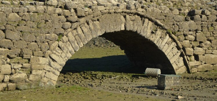 Şarköy'de gölet sularının altındaki tarihi köprü, sular çekilince gün yüzüne çıktı
