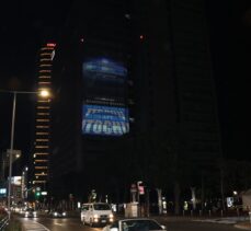 Tokyo'da 22 katlı binaya Türkçe dahil 21 dilde “2021'imiz aydınlık olsun” mesajı yansıtıldı
