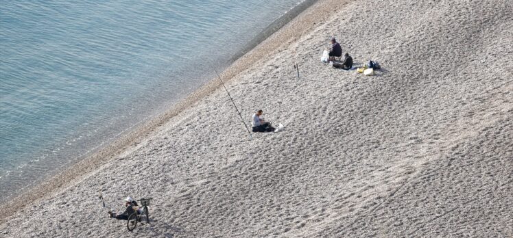 “Turizmin başkenti” Antalya'da kısıtlamanın bitmesiyle sahiller hareketlendi