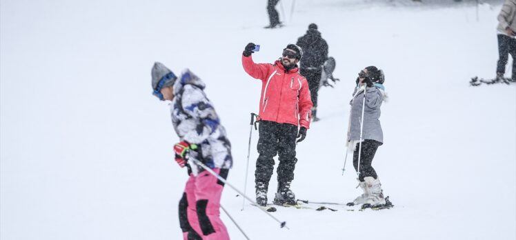 Uludağ'da kayak sezonu açıldı, pistler doldu