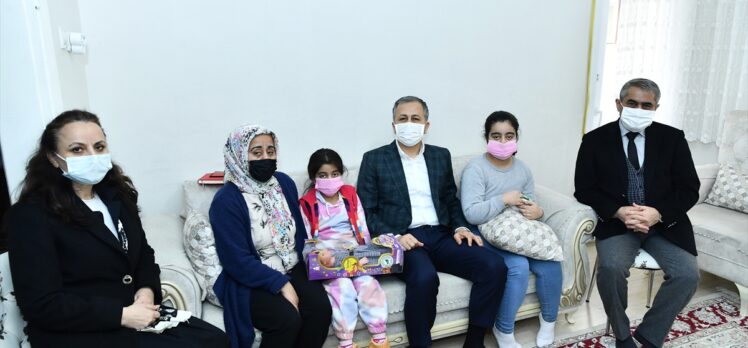 Vali Yerlikaya gıda kolisi dağıtımı kapsamında aileleri ziyaret etti: