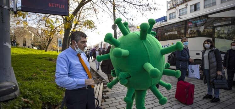 “Virüs maskotları” İstanbul'da kurallara uymayan vatandaşları uyardı