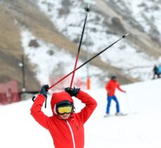 Yerli ve yabancı turistler Palandöken'de kayağın keyfini çıkarıyor