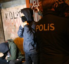 Adana'da otomobille polisten kaçmaya çalışan 3 kişi yakalandı