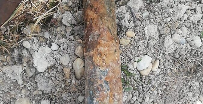 Afyonkarahisar'da bir evin bahçesinde patlamamış top mermisi bulundu