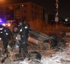 Afyonkarahisar'da hemzemin geçitte trenin çarptığı otomobil sürücüsü ile yanındaki yolcu yaralandı