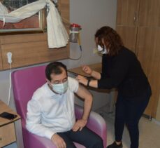 Afyonkarahisar'da ikinci doz Kovid-19 aşısı sağlık çalışanlarına yapılmaya başlandı