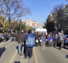 Ankara'da izinsiz gösteri yapmak isteyen gruba müdahale eden polis 24 kişiyi gözaltına aldı