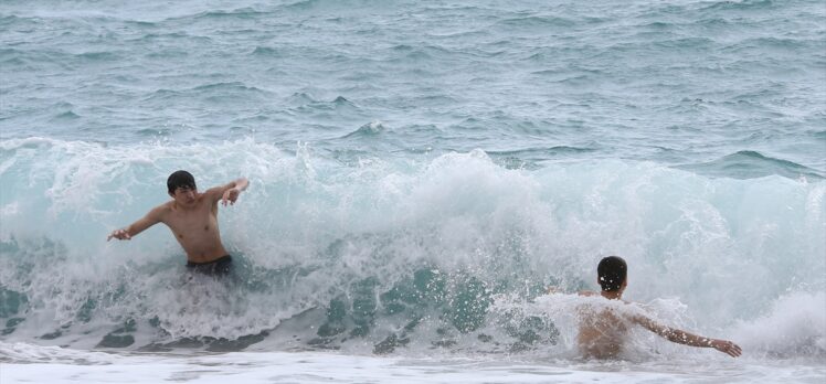 Antalya'da yabancı turistler dalgalara rağmen denize girdi