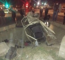 Antalya'daki kazada otomobil ikiye bölündü: 2 yaralı