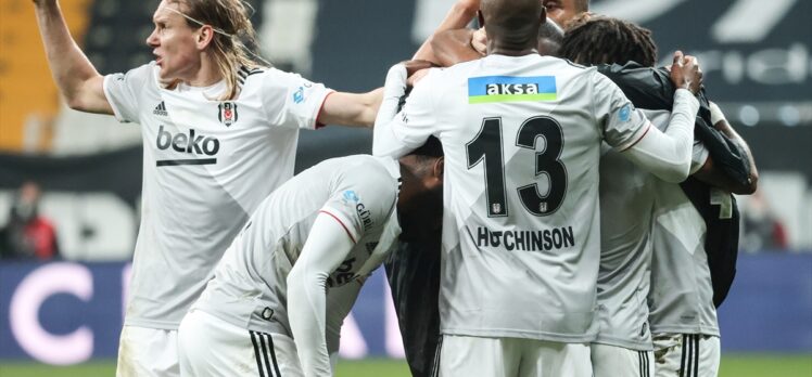 Beşiktaş 10 kişiyle zirveye tutundu