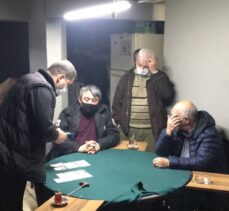 Bursa'da kapalı olması gereken kahvehanede kumar oynayan 19 kişiye idari para cezası kesildi