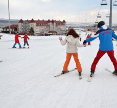 Cıbıltepe Kayak Merkezi'ne gelen çocukların kayak keyfi