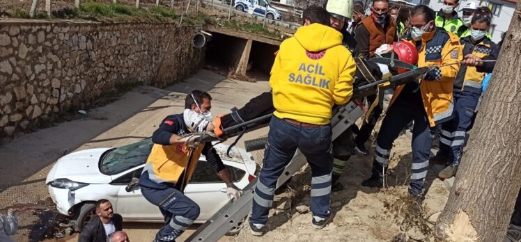 Denizli'de su kanalına düşen otomobildeki 3 kişi yaralandı