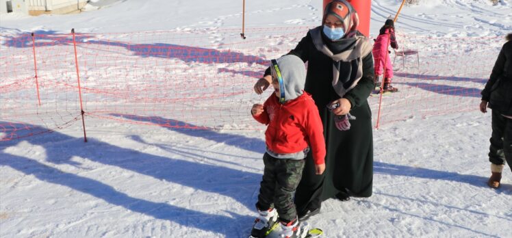 Ergan Dağı'na gelen turistler kayak yapmanın keyfini yaşıyor
