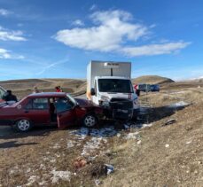 Erzincan'da kamyon otomobille çarpıştı: 6 yaralı