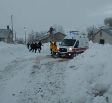 Erzincan'da yolu kardan kapanan köydeki hasta için ekipler seferber oldu