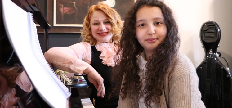 Gaziantepli 10 yaşındaki Irmak katıldığı ilk uluslararası piyano yarışmasında ikinci oldu