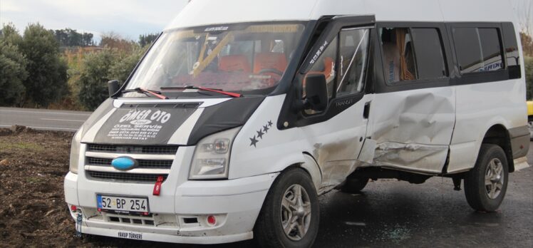 Hatay'da minibüs ile otomobil çarpıştı: 5 yaralı