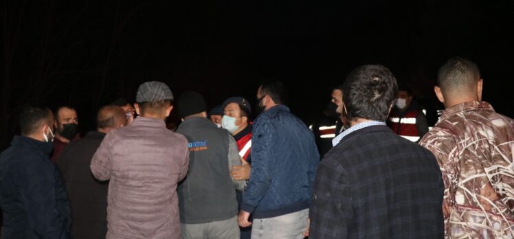 Isparta'da köylüler, çalışanını taciz ettiği öne sürülen işletmeciye tepki göstermek için toplandı