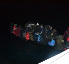 İzmir açıklarında Türk kara sularına itilen 36 sığınmacı kurtarıldı