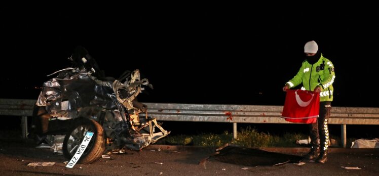 İzmir-İstanbul Otoyolu'ndaki kazada, sürücü ikiye bölünen otomobilden yara almadan kurtuldu