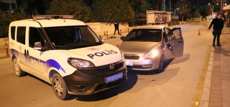 İzmir'de otomobiliyle polis aracına çarparak kaçan alkollü sürücü kovalamaca sonucu yakalandı