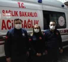 İzmir'de sağlık çalışanı beline kadar gelen suyu aşıp hastasına müdahale etti