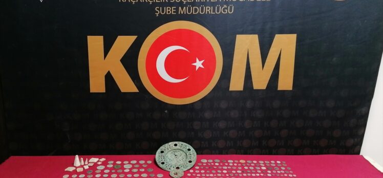 İzmir'deki kaçakçılık operasyonunda 661 parça tarihi eser ele geçirildi