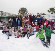 Kar hasreti çeken İzmirli çocuklar için kamyonla kar taşındı