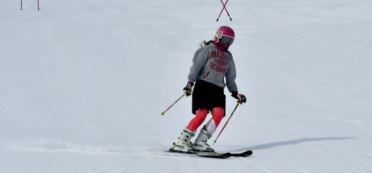 Karslı kayakçılar, Türkiye Alp Disiplini A Grubu müsabakalarına hazırlanıyor