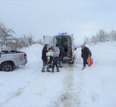 Kastamonu'da ekipler kar nedeniyle ulaşım sağlanamayan köylerdeki hastalara ulaşmak için seferber oldu
